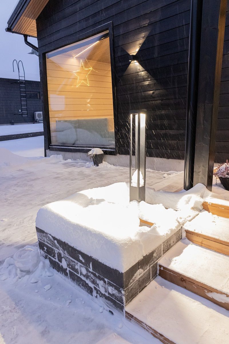 All'esterno, le lampade Funk Pillar e Funk wall nere all'ingresso danno luce e stile al giardino